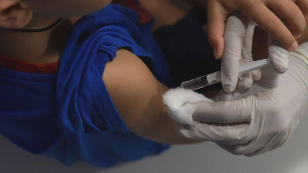Iniezione di un vaccino nel braccio di una bambina
