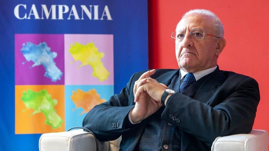 A Salerno scattano le multe salatissime promesse dal governatore De Luca: 1000 euro per chi non porta la mascherina al chiuso