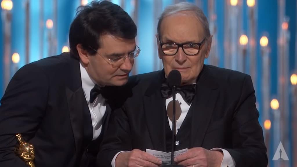 Ennio Morricone ritira l'Oscar col figlio Giovanni