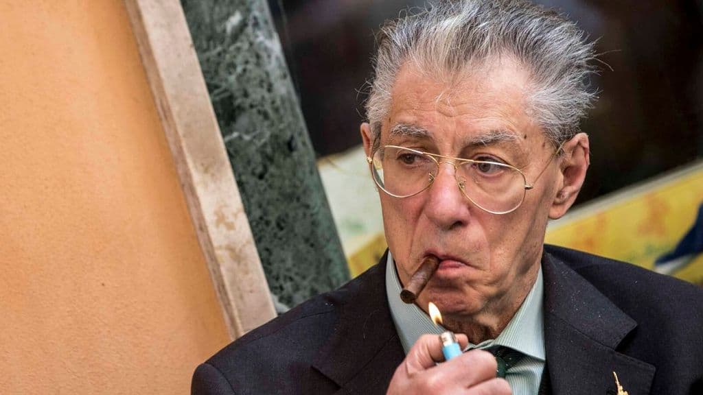 Umberto Bossi con un sigaro acceso