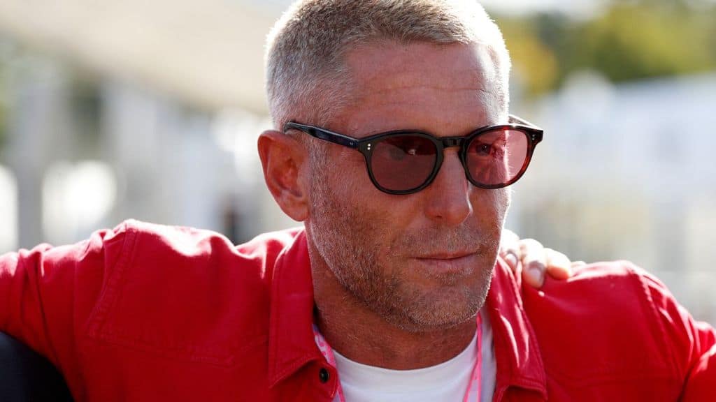 Lapo Elkann in primo piano con indosso una camicia rossa