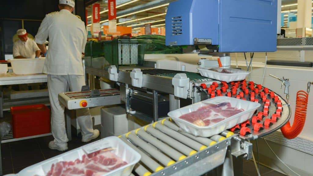 persone che lavorano la carne