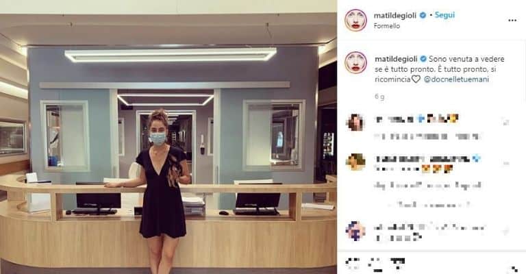 Foto di Matilde Gioli immortalata sul set della fiction Doc - Nelle tue mani