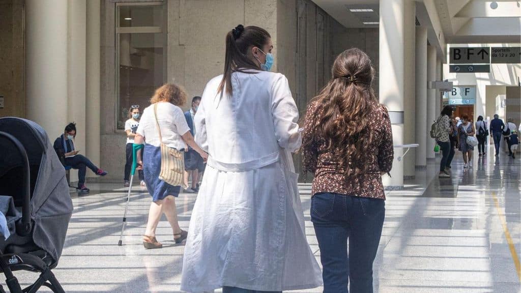 medico di spalle in ospedale