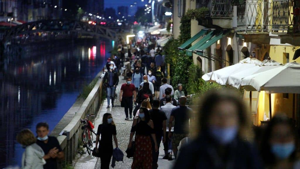Milano, venditore di rose picchiato e gettato nei Navigli da 2 ragazzi