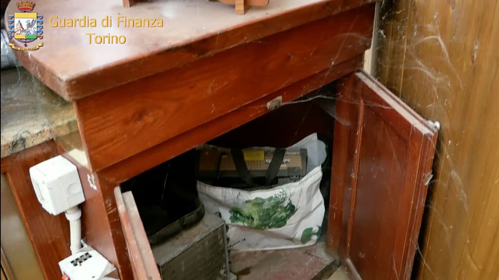 Mobile del centro estivo abusivo di San Gillio nelle immagini della Guardia di Finanza
