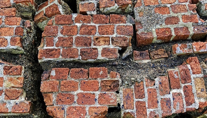 La frattura di alcuni mattoni come conseguenza di un sisma foto Pixabay