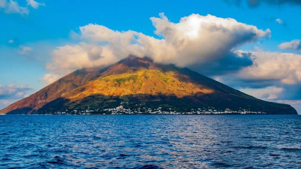 Il vulcano di Stromboli visto dal mare