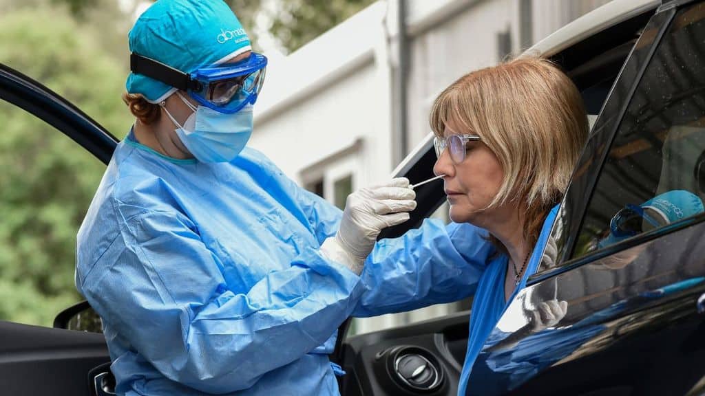 Un medico effettua il tampone per il Covid su una signora