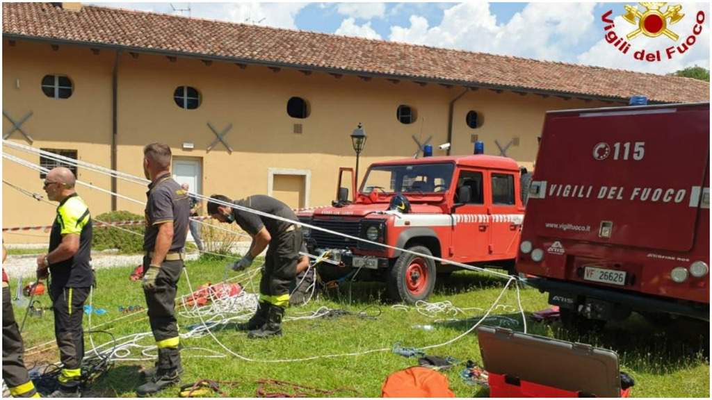 Vigili del fuoco al lavoro per recuperare un ragazzo da un pozzo