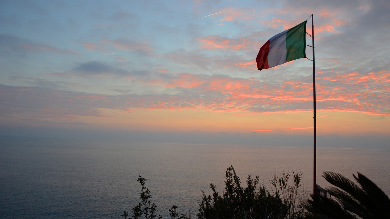 bandiera italia su mare