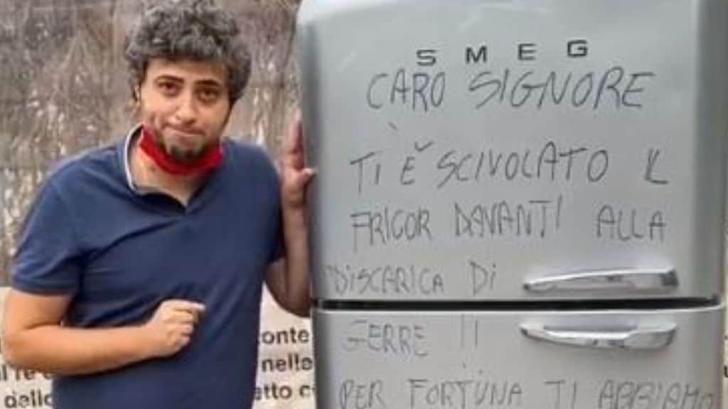 Il sindaco di Gerre de’ Caprioli (Cremona) ha con sarcasmo multato un cittadino incivile che ha abbandonato per strada un frigorifero