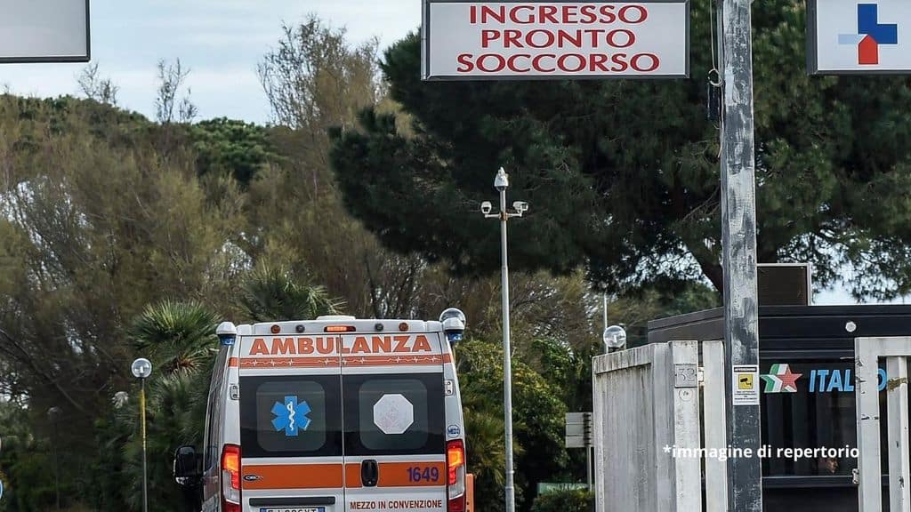 ambulanza che entra in pronto soccorso
