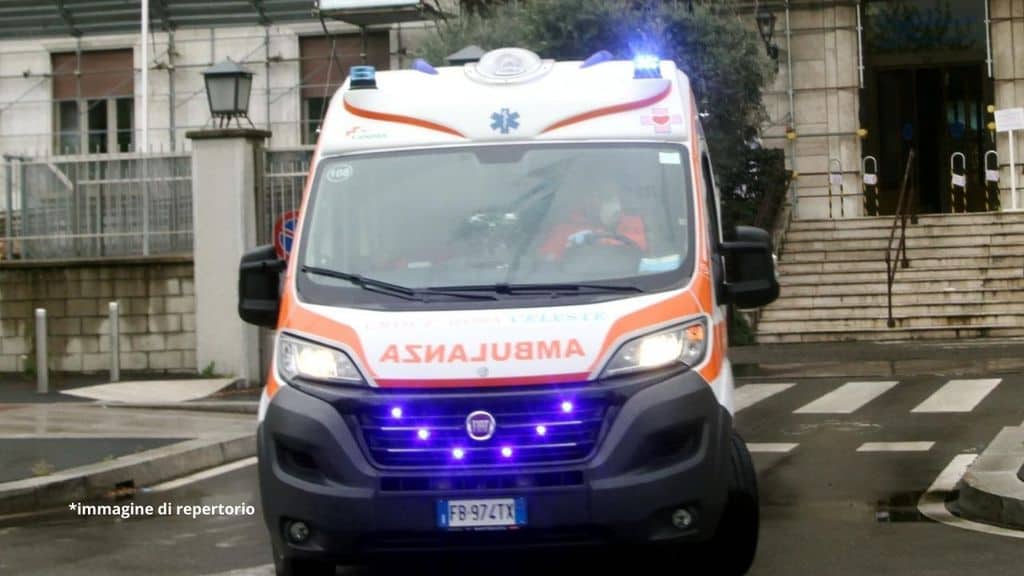 ambulanza con le sirene accese