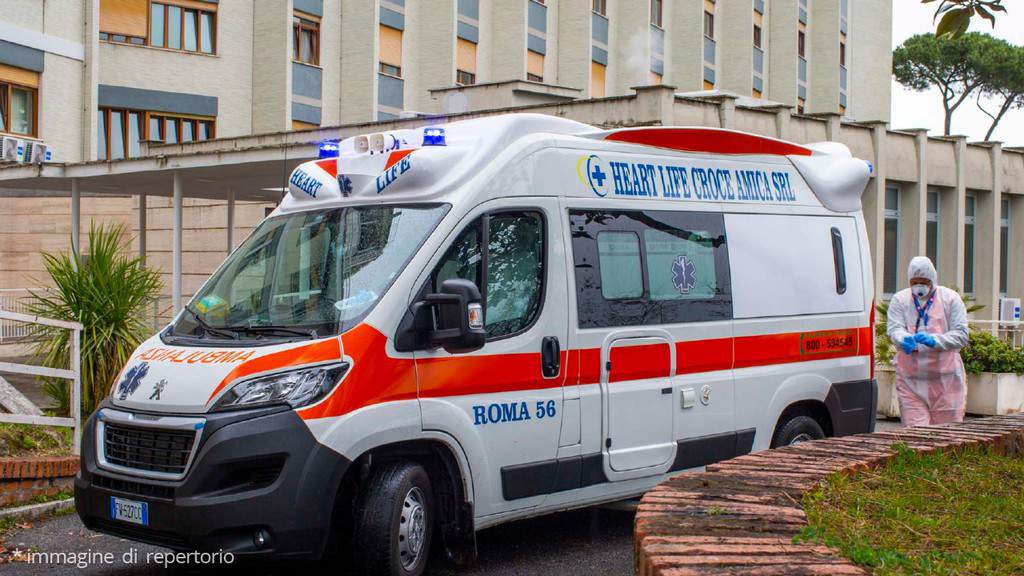 ambulanza di fronte all'ospedale