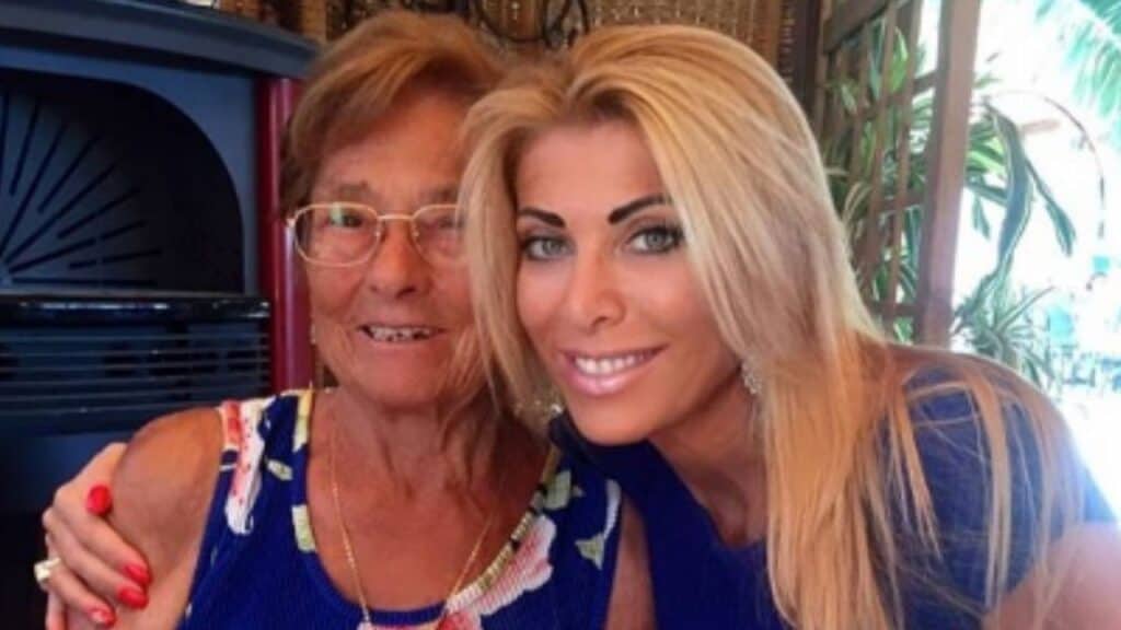 Uomini e Donne: la dedica di Anna Tedesco alla mamma malata Uomini e Donne: la dedica di Anna Tedesco alla mamma malata