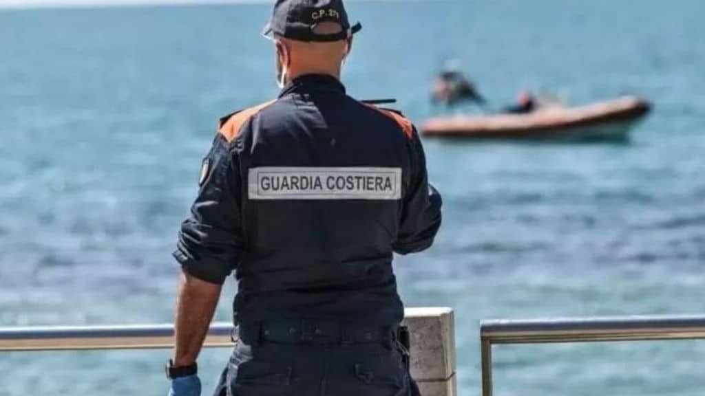 Un gommone con 5 adolescenti a bordo ha investito un uomo che faceva il bagno ad Anzio. Proseguono le ricerche del disperso