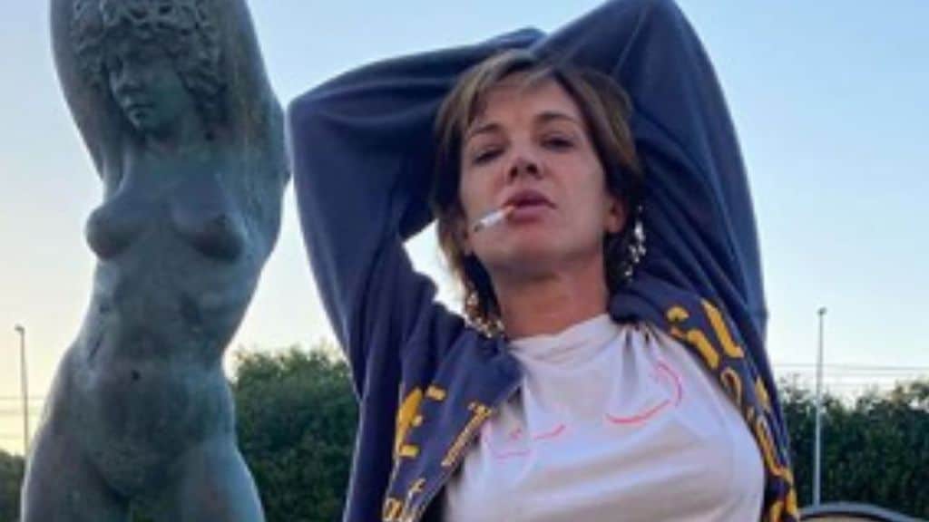 Asia Argento posa di fronte a una statua