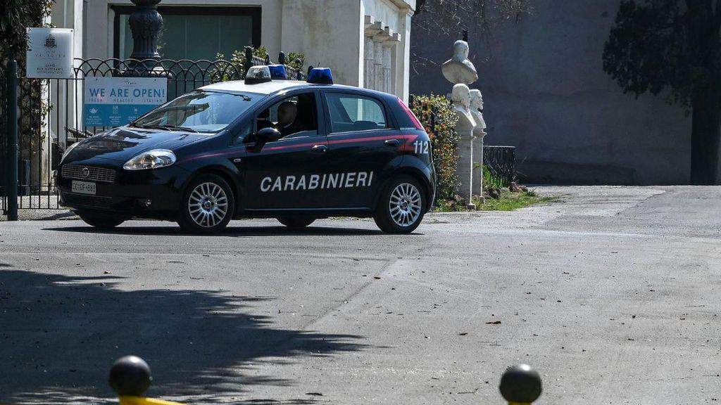 auto dei carabinieri sotto il sole