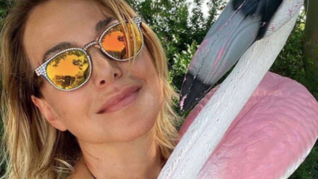 Barbara d'Urso in un selfie con un fenicottero