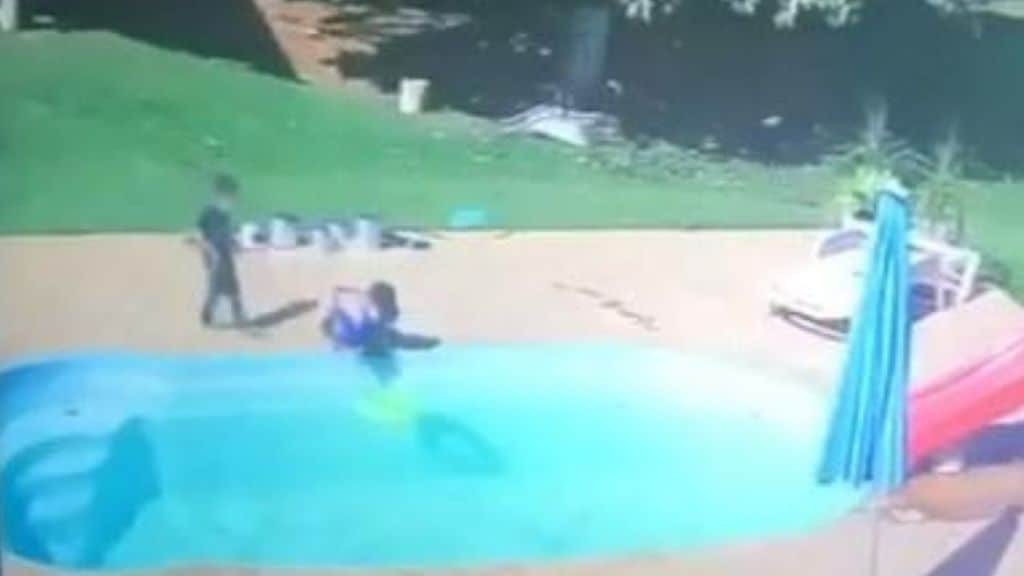 A soli 3 anni ha compiuto un gesto eroico, salvando il suo amico dall’annegamento mentre giocavano in piscina in Brasile, a Rio de Janeiro