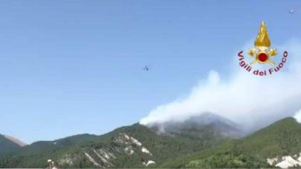 Canadair in azione per spegnere gli incendi boschivi all'Aquila, Abruzzo. Caccia ai piromani