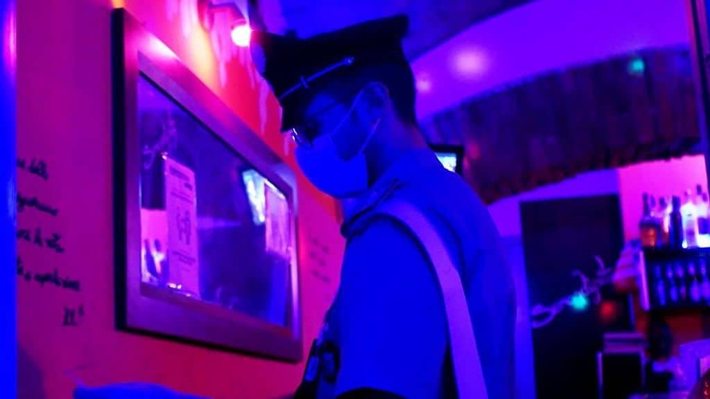 carabiniere con la mascherina in una discoteca per i controlli per anti coronavirus