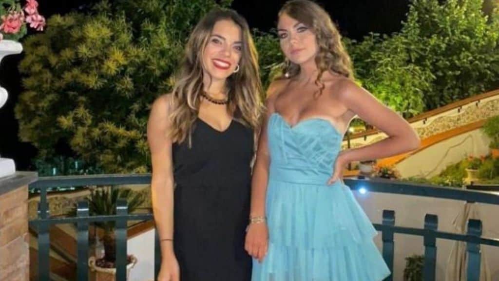 Giulia Muscariello ha salvato la sua amica Chiara Memoli da un incidente, perdendo una gamba. L’amica, per ringraziarla, avvia una raccolta fondi per le spese mediche