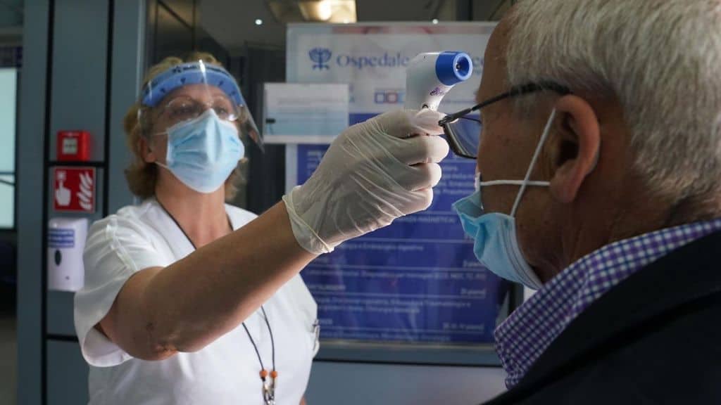 Infermiera prova la febbre ad un anziano per il Coronavirus