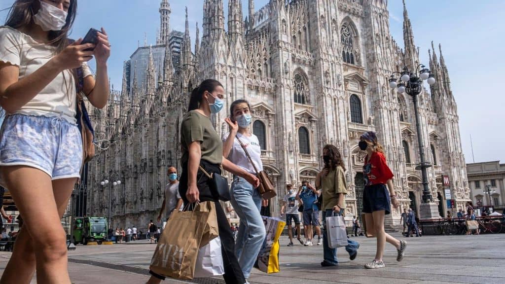 persone passeggiano con la mascherine