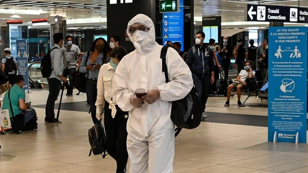 Tuta anti-covid in aeroporto in Italia