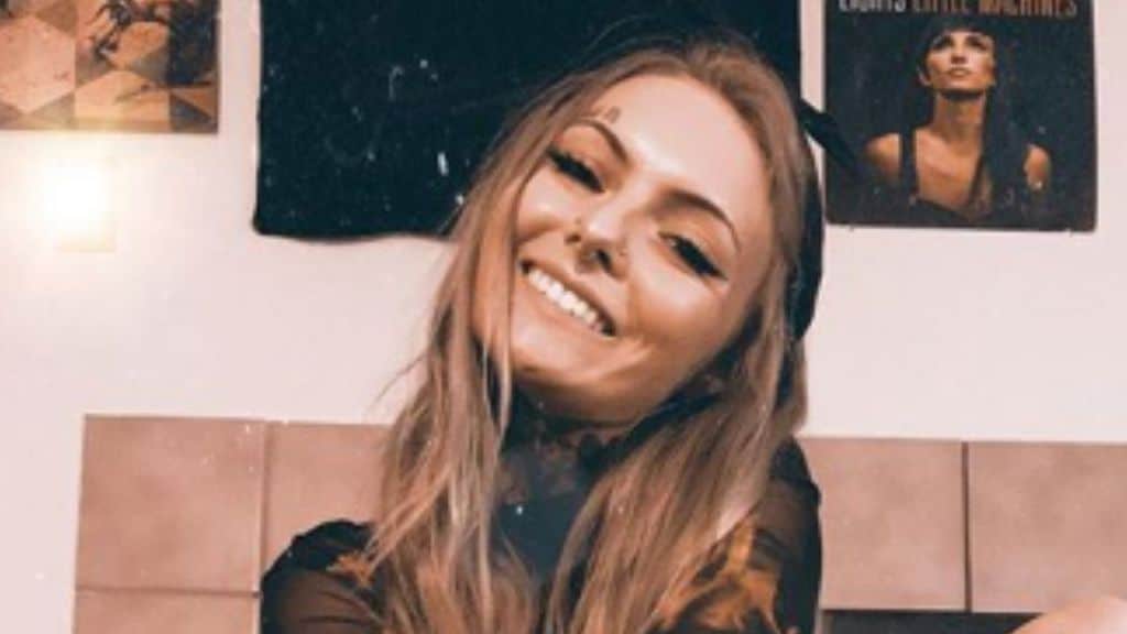 daisy coleman sorridente