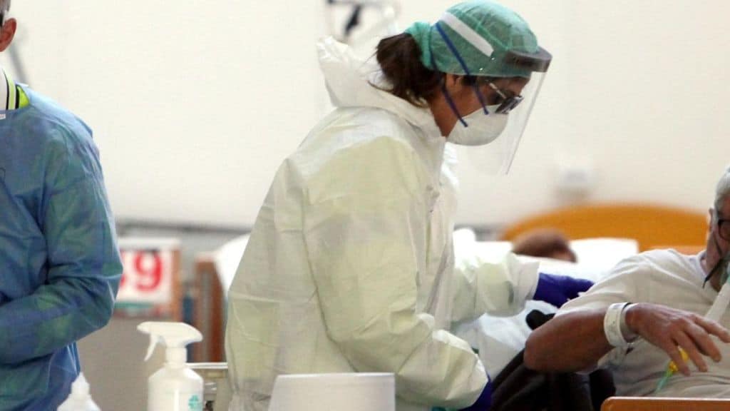dottoressa con la mascherina in ospedale