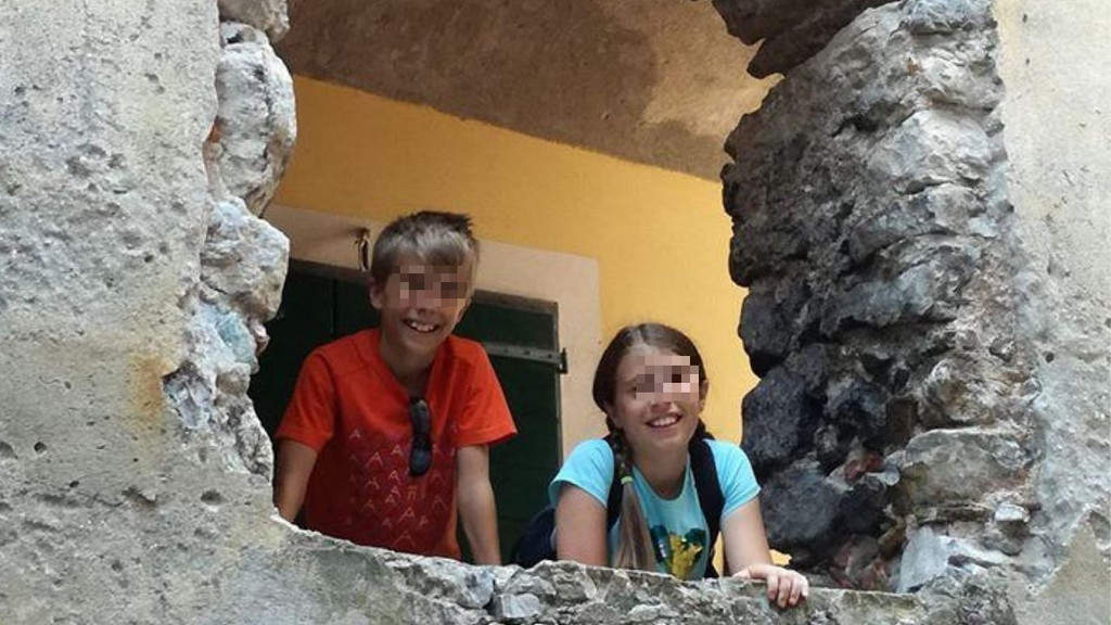 Elena e Diego a Margno sorridenti durante una gita