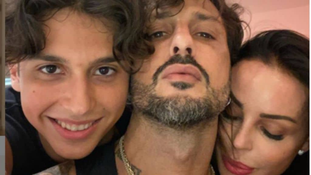 Nina Moric, Fabrizio Corona e Carlo Maria insieme in un selfie