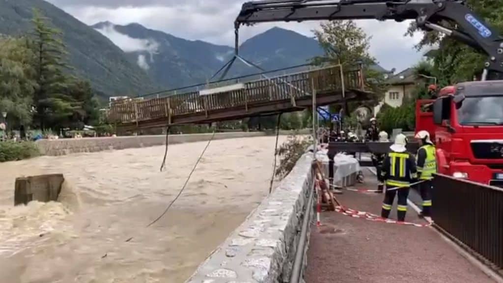 Misure di sicurezza contro il maltempo su un un fiume esondato