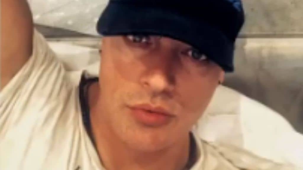 L'attore Gabriel Garko con un cappello