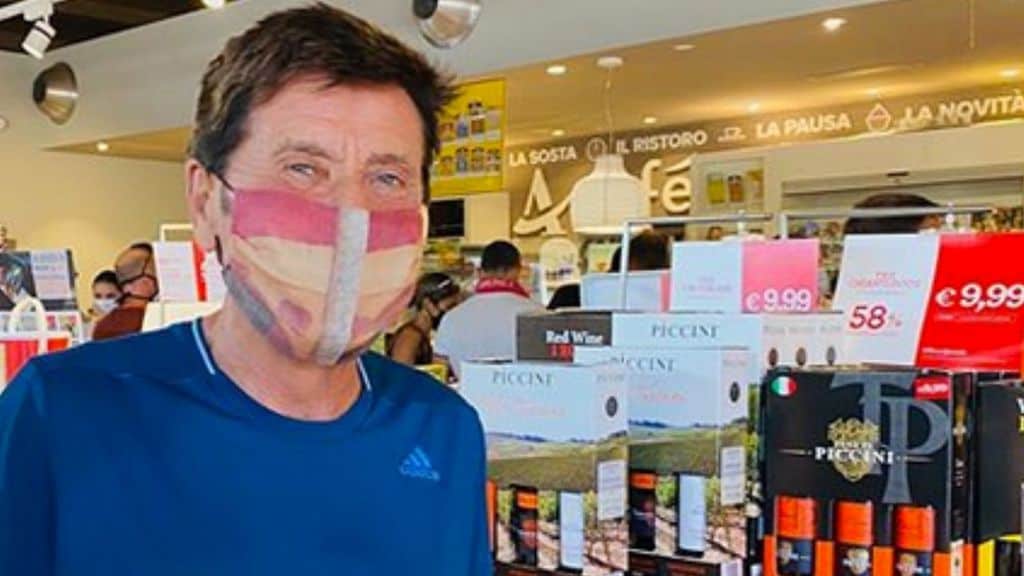 Gianni Morandi con la mascherina