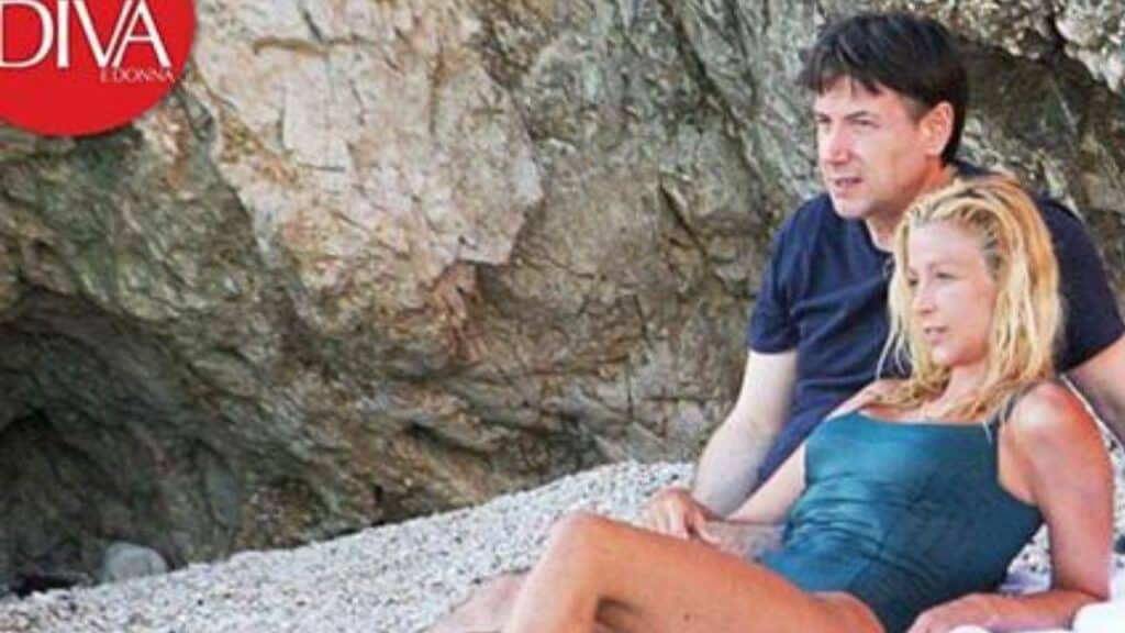 Giuseppe Conte, è ora di una vacanza: gli scatti al mare insieme a Olivia Paladino Giuseppe Conte, è ora di una vacanza: gli scatti al mare insieme a Olivia Paladino