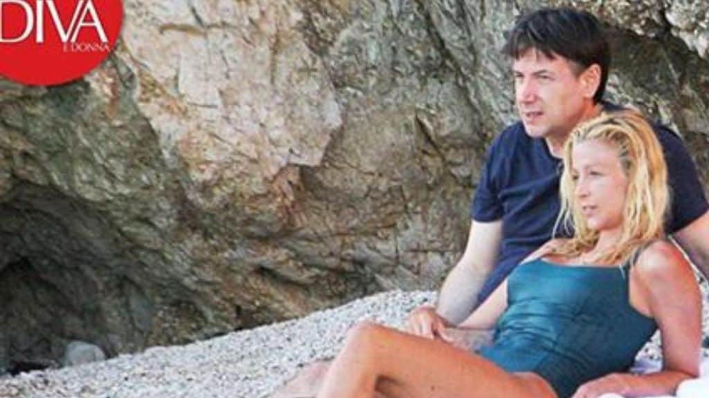 Giuseppe Conte e Olivia Paladino al mare