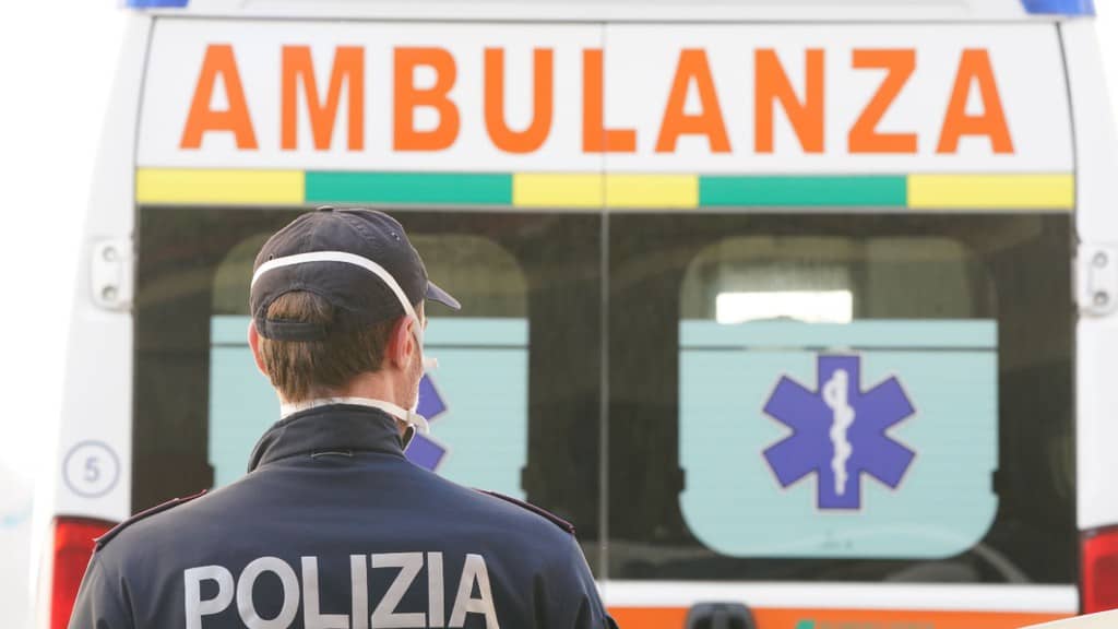 ambulanza e un poliziotto