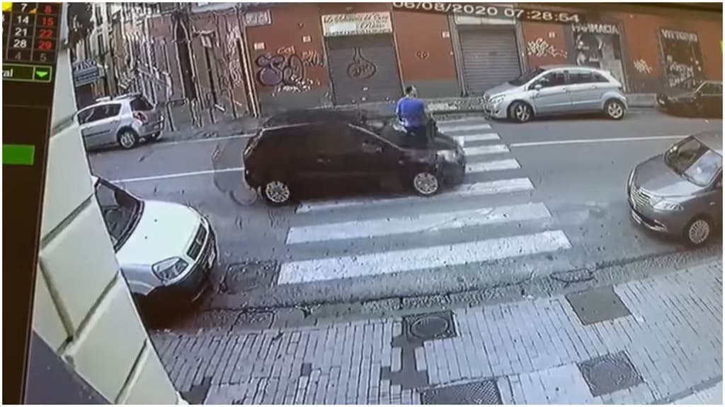 Napoli, uomo investito sulle strisce pedonali: il video