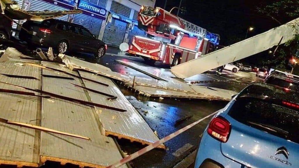 Un capannone scoperchiato dal maltempo e camion dei vigili del fuoco