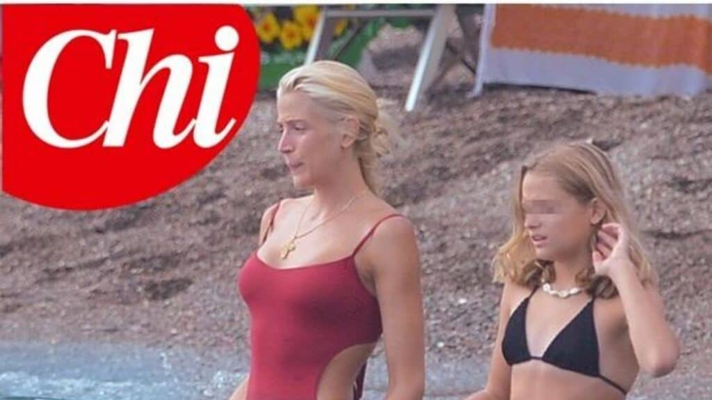 Olivia Paladino e la figlia Eva al mare