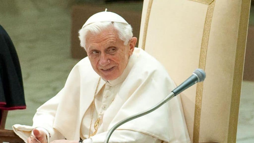 papa ratzinger seduto in chiesa