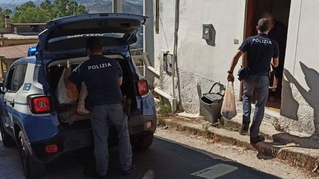 La Polizia porta la spesa a casa ad un anziano
