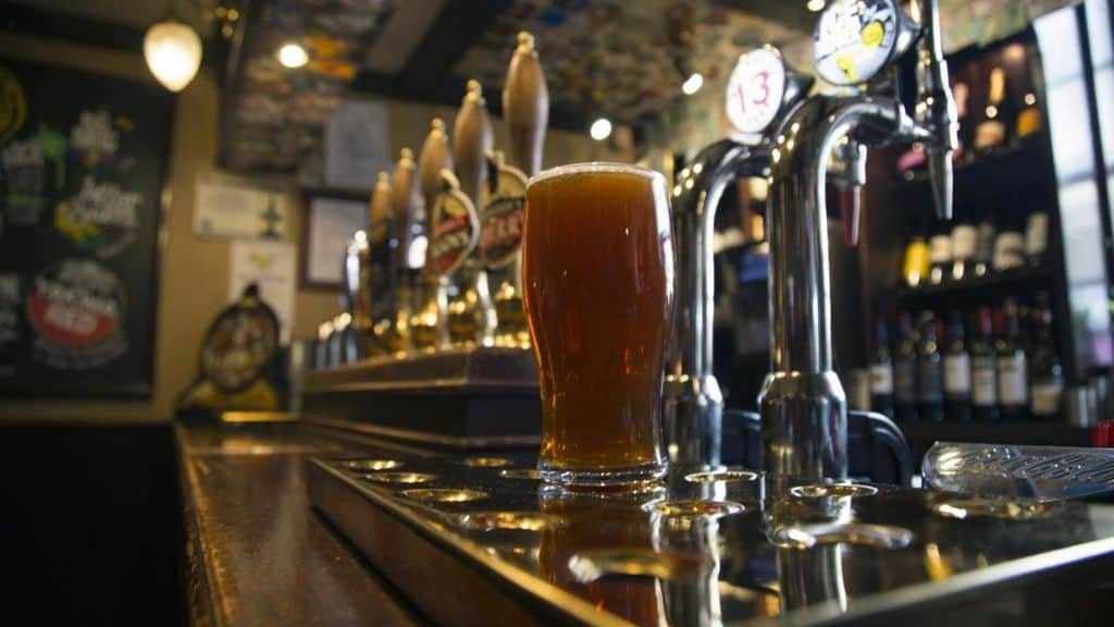 Abbandona la figlia malata per andare al pub: la 13enne muore di stenti da sola in casa, chiedendo aiuto invano