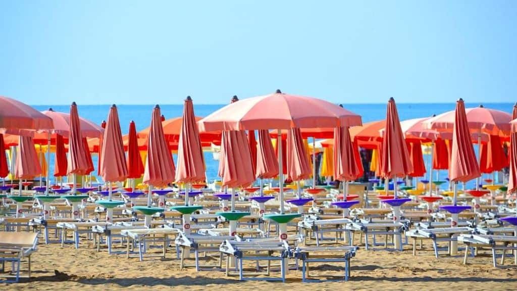 Cattolica (Rimini), turista partorisce 7° figlio in spiaggia grazie a un'infermiera
