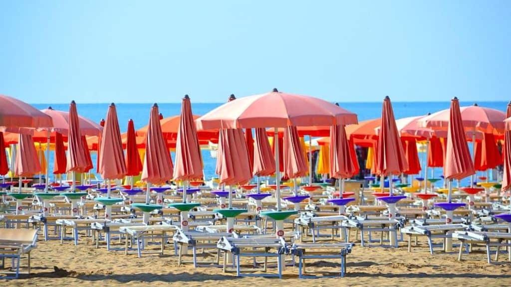 Cattolica (Rimini), turista partorisce 7° figlio in spiaggia grazie a un'infermiera