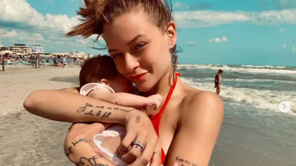 Silvia Provvedi e la figlia Nicole al mare